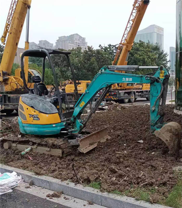 小挖機(jī)開(kāi)挖管道(圖1)